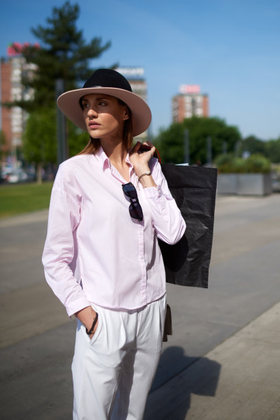 城里的年轻女子图片下载