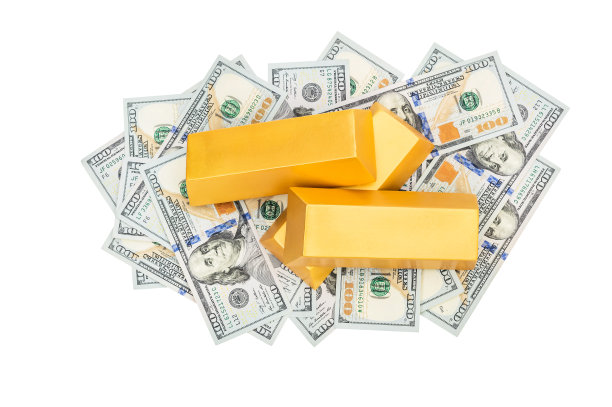 金条堆在一堆钱上。孤立在白色的。经营理念。前视图。图片下载