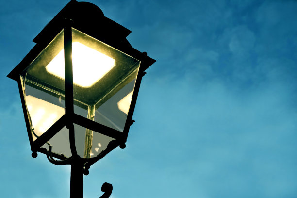 一盏明亮的灯笼正对着宁静美丽的夜空图片下载