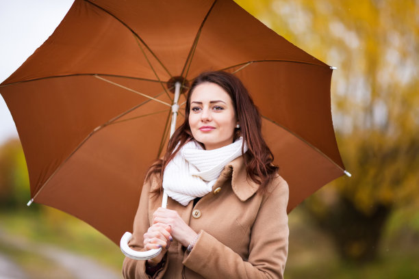 美丽少女撑伞画像，秋日图片下载