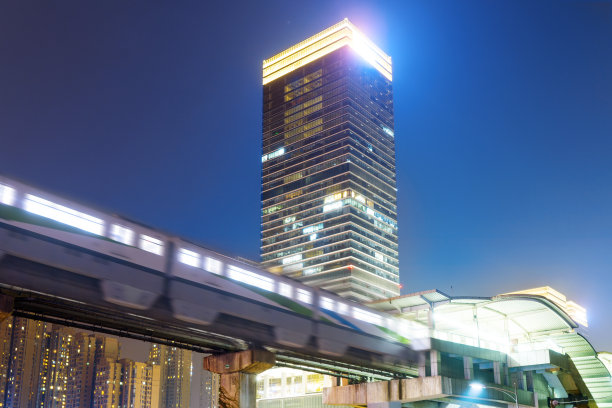 中国重庆高架轻轨，现代城市交通透视。图片下载