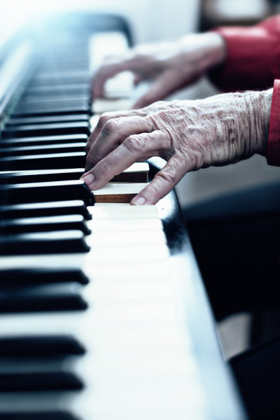 老手弹旧钢琴图片下载