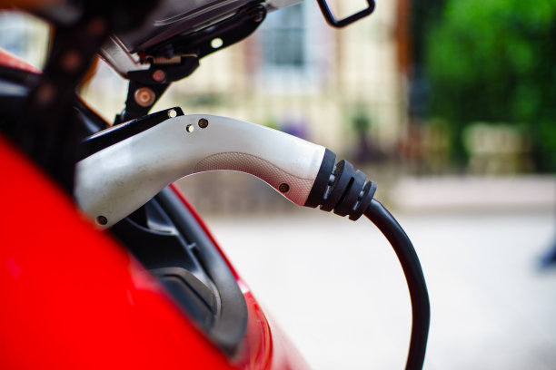 电动汽车在街道上使用街道充电站充电图片下载