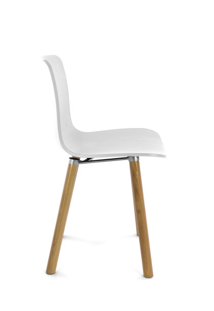 白色塑料现代椅子与木腿在白色背景图片下载