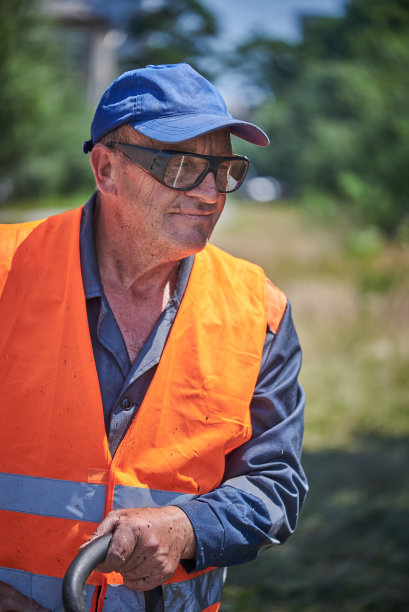 用安全设备修剪草坪图片下载