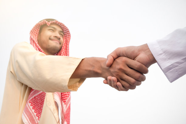 阿拉伯商人在白色背景下握手图片下载