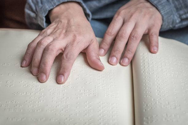 世界盲文日和世界盲文日认知概念，低视力/盲人阅读盲文符号用手指触摸压纹纸图片下载