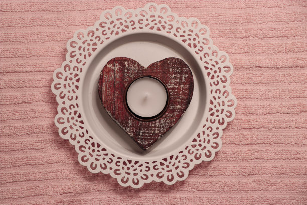 一颗木制的心和一支蜡烛图片下载