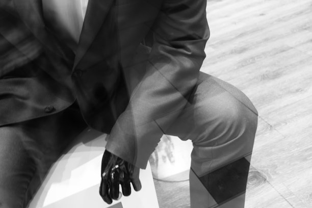 橱窗后面穿着西装的人体模型图片下载