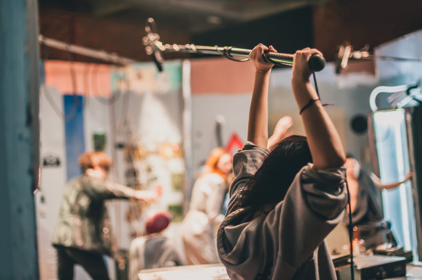 演员背后的场景。音杆操作员手持麦克风fisher图片下载