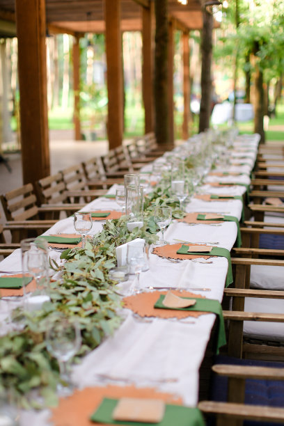 餐厅宴席上的长桌图片下载