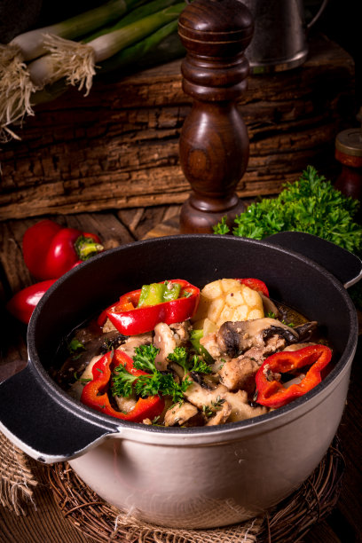 炖牛肉配彩色蔬菜图片下载