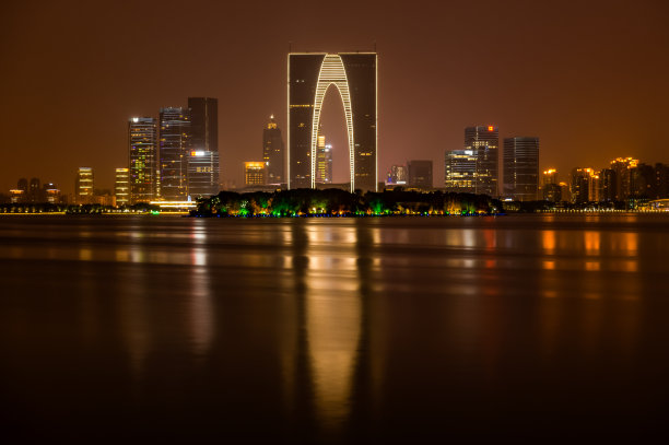 中国苏州东方之门夜景图片下载