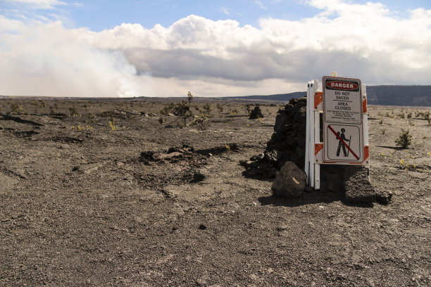 危险不要进入区域关闭标志，基拉韦厄火山口与火山口的背景图片下载