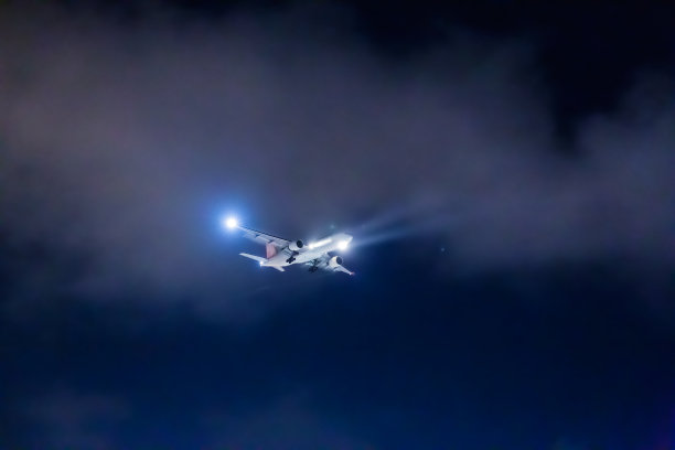 一架在夜空中飞行的飞机图片下载