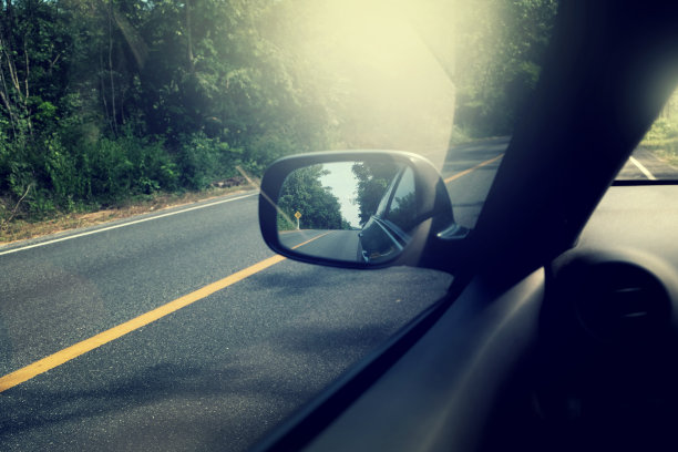 风景在车的侧视镜上，在路上乡间，自然图片下载