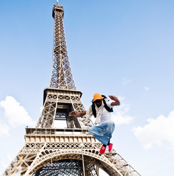 在埃菲尔铁塔附近的裤子夹板跳跃图片下载