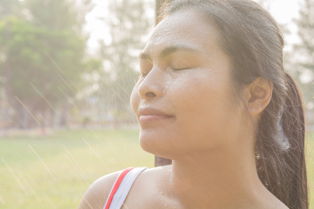 矿物喷雾敷在脸上在公园里也能提神。图片下载