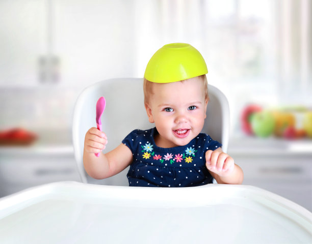 宝宝吃小孩的概念…孩子的营养。图片下载