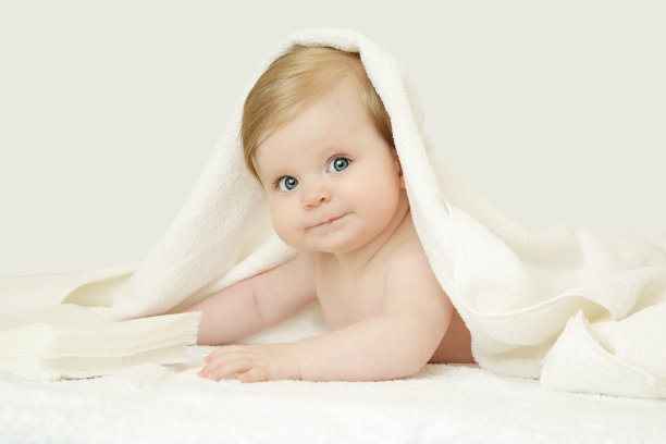 可爱的宝宝盖着浴巾，拍摄工作室图片下载