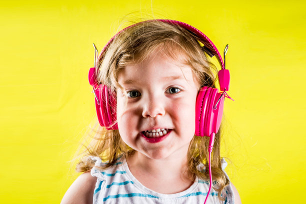 戴着耳机的可爱小女孩图片下载