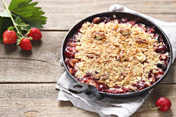燕麦碎加上新鲜的浆果和核桃。图片下载