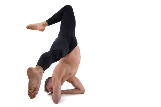 瑜伽和健康的生活方式性感的男人。白色背景。图片下载