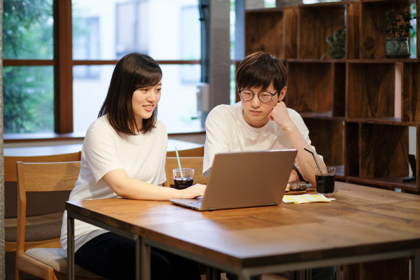 亚洲学生在咖啡馆学习图片下载