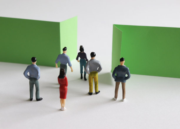 微型的人站在狭窄的入口。图片下载