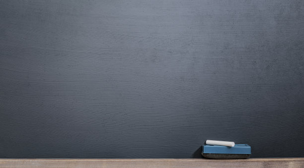 粉笔和黑板擦在空白的黑板前面图片下载