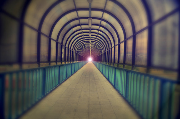 隧道尽头的光图片下载