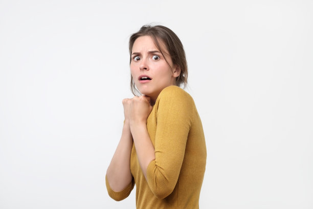 我害怕。别碰我。惊恐的女人的肖像。图片下载