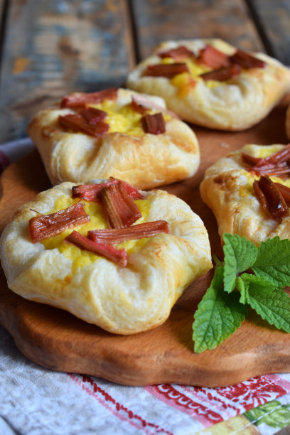 用酥皮、蛋奶沙司和焦糖大黄做成的迷你派。自制烘焙。新鲜出炉的美味饼干。乡村的照片图片下载