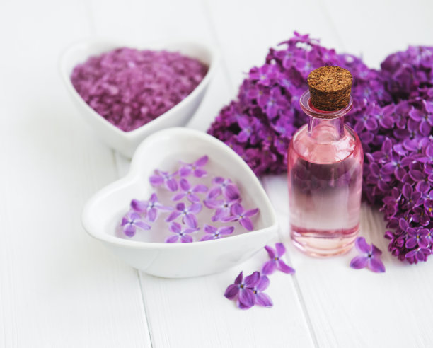 香精油和海盐配丁香花图片下载