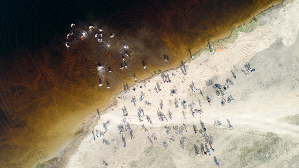 游泳的人水图片下载