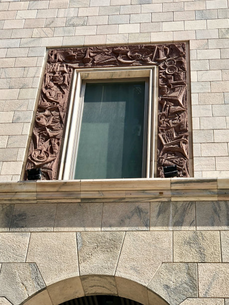 有装饰的建筑窗户图片下载