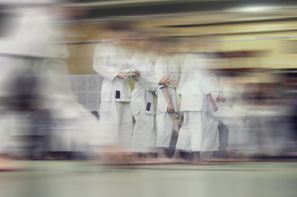 运动模糊模糊的背景。儿童空手道训练。图片下载