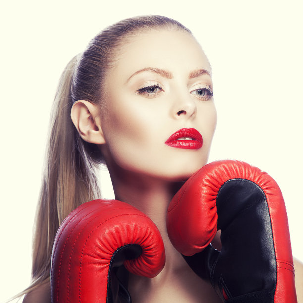 女孩美丽的脸与拳击手套附近的头图片下载