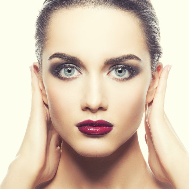 特写美女模特女孩的脸与明亮的时尚化妆。健美的图片下载