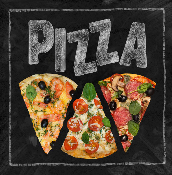 一块块披萨用不同的配料放在黑色的黑板上，题字是用粉笔写的。俯视图图片下载