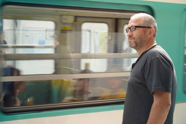 地铁里的男人图片下载