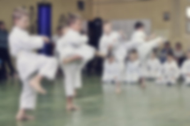 模糊的背景。孩子在训练空手道。图片下载