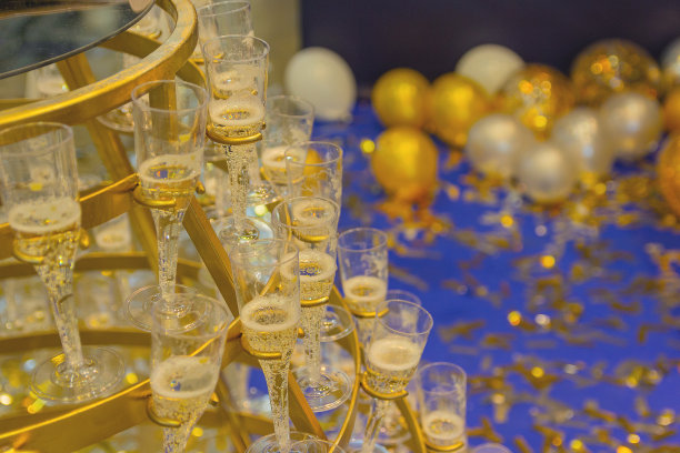 金字塔状的香槟酒杯呈黄色。婚礼图片下载