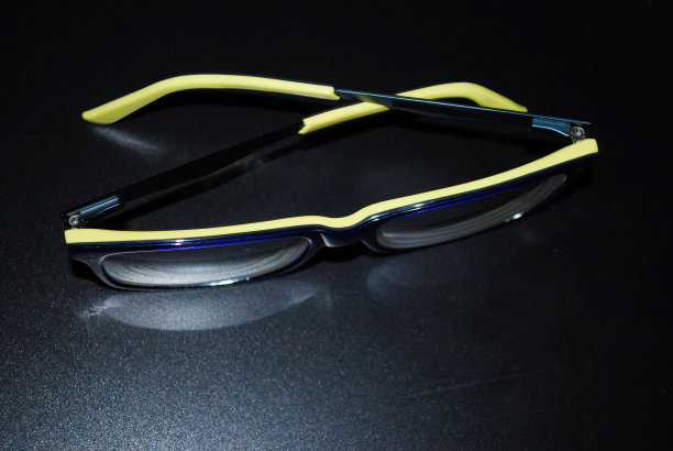 黄色的眼镜。黑色背景图片下载