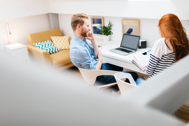 一对在家工作的漂亮夫妇图片下载