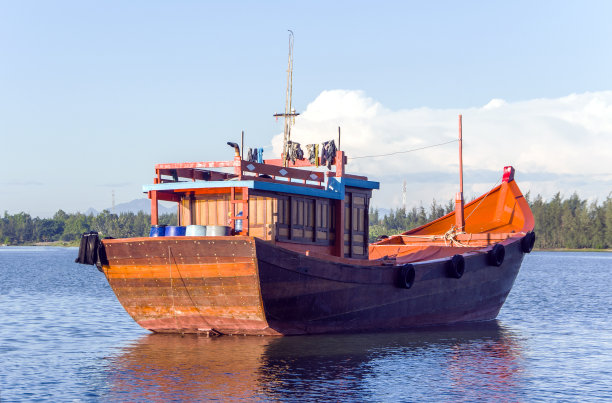 海上渔船停泊在海湾边图片下载