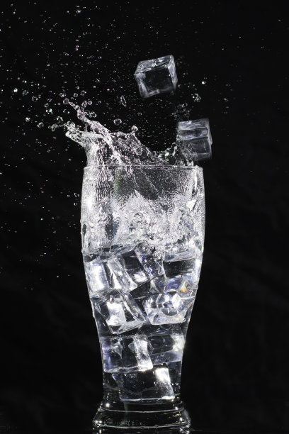 冰块溅在玻璃杯里图片下载