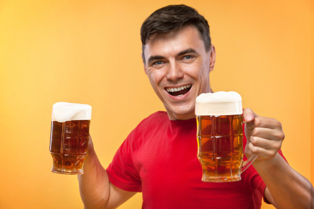 在啤酒节上喝啤酒的年轻健壮男子图片下载