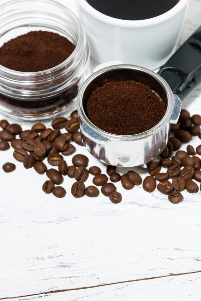 杯中有咖啡粉和一杯咖啡图片下载