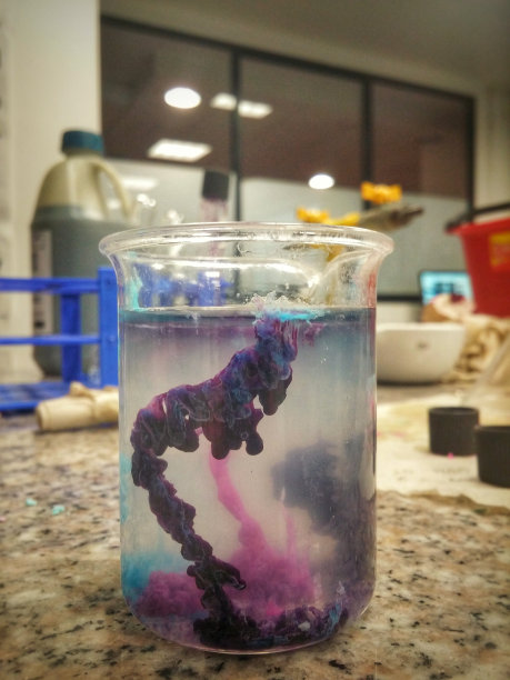 彩色化学反应与实验室背景图片下载